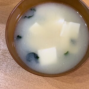 日本の味。豆腐とわかめの味噌汁